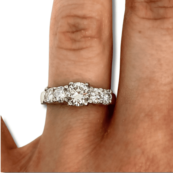 ENGAGEMENT RING WITH 18K WHITE-GOLD BAND