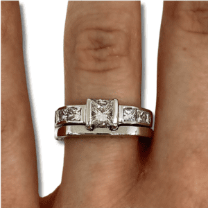 ENGAGEMENT RING WITH 18K WHITE-GOLD BAND